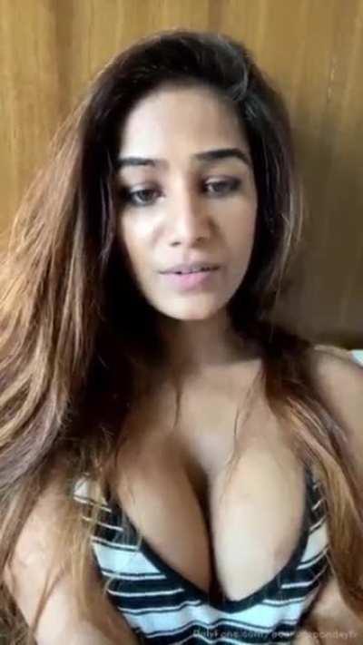 Poonam Pandey Onlyfans live nude