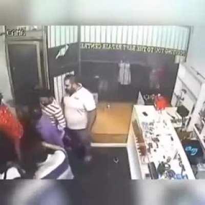 Não pode mais nem trabalhar em paz nesse país.