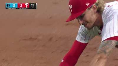 [Highlight] Bryson Stott saves 2 runs for the Phillies by making a wild diving catch.
