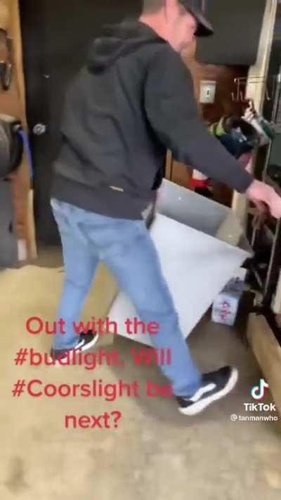 Dude triggered over Bud Light’s support of BLM and LGBTQ+ dumps all his drinks in the trash