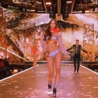 Barbara Palvin rocking that runway!