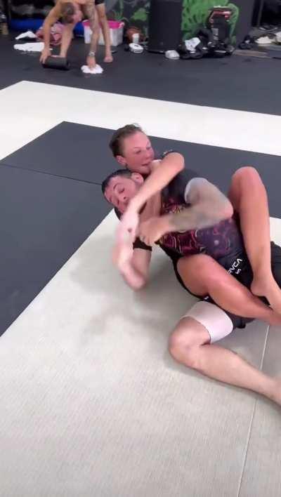 BJJ girl submits guy in a rear naked choke🥋