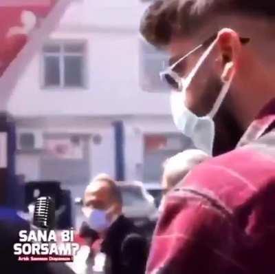 Gece gece kahkaha atmamı sağlayan kadim insan. Ağzına sağlık amk hdhdjdn