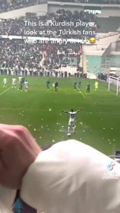 Turkish players throwing drinks at Kurdish players because of racism, fyi Kurdistan was one of the first governments to send help to turkey during the earthquakes