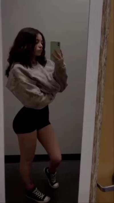 yade loves when people jerk to her 🤤