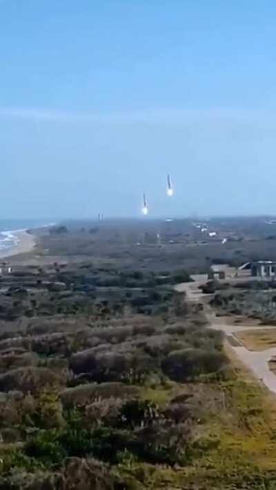 Parece ficção, mas são os boosters do SpaceX retornando para serem reutilizados depois. Alias, O Elon Musk falou que acredita que em 2026 o homem vai a Marte! Eles quebram a barreira do som e a gente só houve depois que já vê a luz dos foguetes de aterris