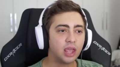 Mãe:oque será que esse menino passa tanto tempo no quarto. Eu: