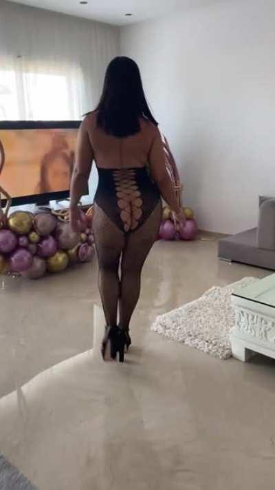 Can we enjoy a 40yo naughty mom walk ?