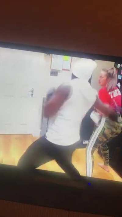 Deji be hittin his gf like dat...