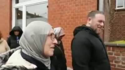 Almanya'da yaşayan ve 14 Mayıs'ta oy kullanabilmek için Köln Başkonsolosluğu'na giden gurbetçiler, hangi adaya oy vereceklerini açıkladı.