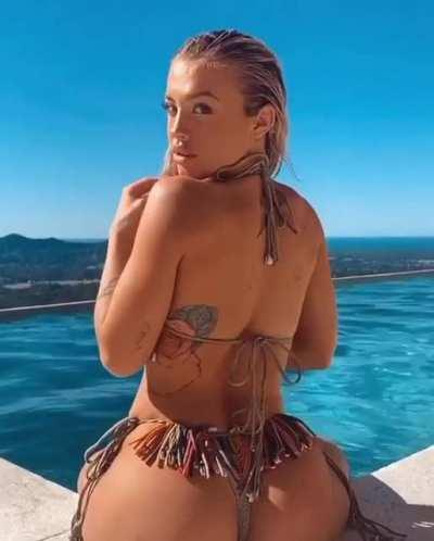 The look when she realizes you're staring. 😍