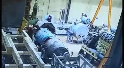 When moving a diesel generator by a crane, a lifting strap broke off and an expensive unit fell. No injuries. December 20,2021. (reposted due removal of lack of date)