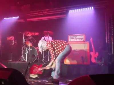 Guitarist has meltown on stage from Paranoid Alice