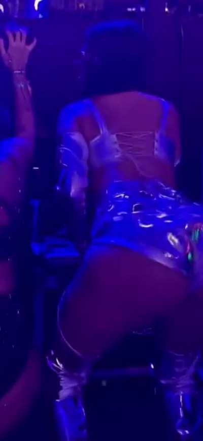 She throwing that fat ass shessssshh🔥🔥 this for the boys💪