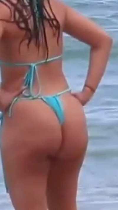 Full credit to OP. A little edit of that big rump. I hadn't seen clip before either. 😍