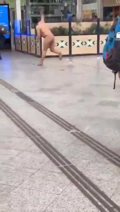 Sh*t flinger in Paris