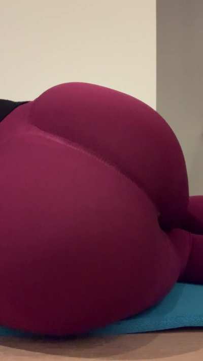 Blasting some farts during yoga 🤭