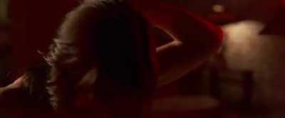 Jessica Biel gets waxed.