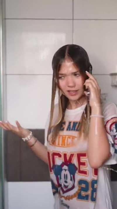 Nippel zensiert unter der Dusche. Zum Ende sieht man dennoch die Form ihrer Boobs. Danke für die Werbung.