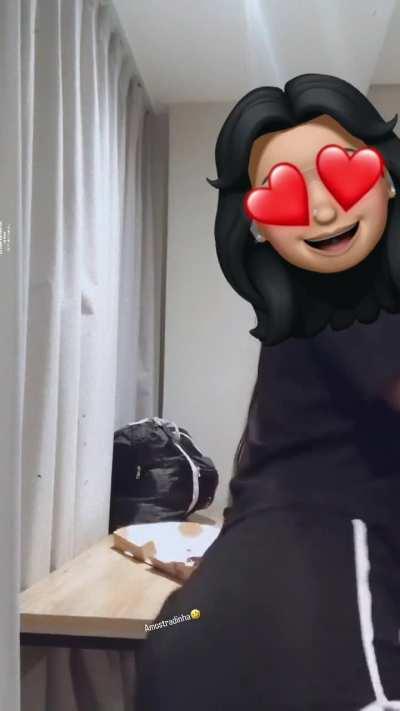 Mais dá minha amiga mostrando o rabo 