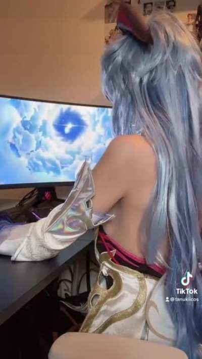 Trying to pull for Ganyu while cosplaying her