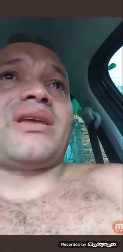 Pobre coitado, só estava defendendo o Presidente dele /s