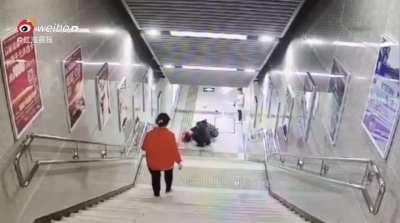 WCGW if I glue my face to the phone while walking down stairs