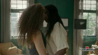 Tawny Cypress & Rukiya Bernard (Yellowjackets - s01e05)