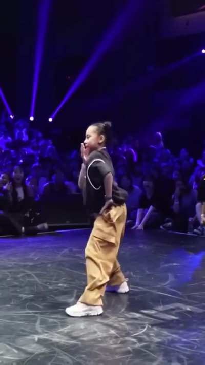 This girl has an unreal sense of tact and self-coordination 🤯