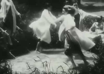This underwater fashion show held in Florida in 1955 didn't have many people in attendance. Must be the lack of atmosphere...