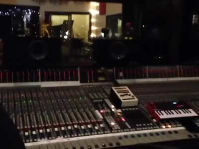 bea and hayley williams together in the studio!!