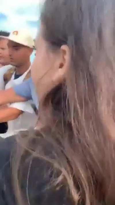 Empleados municipales de Pinamar quisieron decomisar los churros a un vendedor en la playa y la gente no lo permitio.