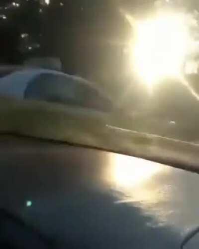 Hit, took! The taxi driver slapped the truck driver who revenged backing up the truck and hitting the taxi