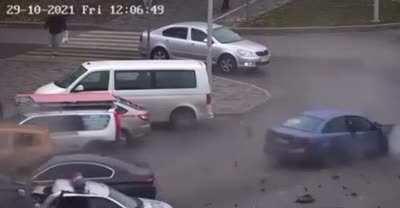 A car being driven by a reckless collided with a standing police car, resulting in the collision of 7 cars...!!!