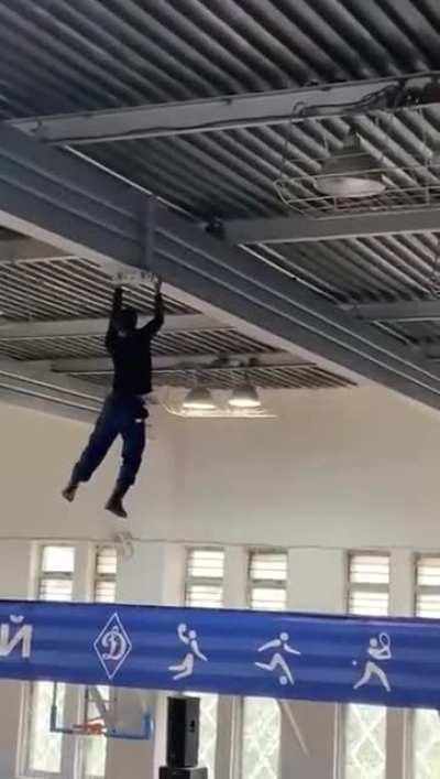 Импровизация! Рабочий под куполом спорткомплекса.