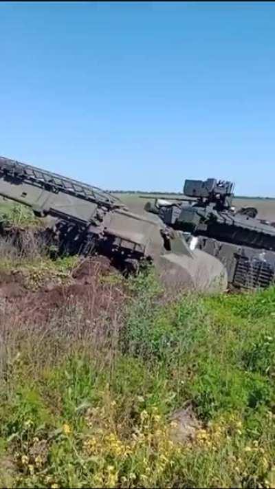 Ukraine makes use of a Pionierpanzer Dachs to free a stuck T80