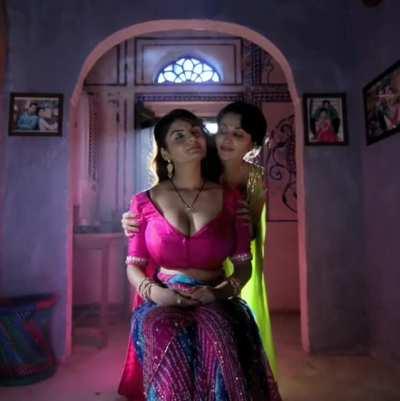 Masseuse or Client : Flora Saini vs Anveshi Jain