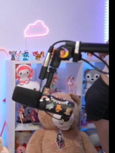 El único clip q encontré del directo, q el directo ha sido un poco zzz, debería hacer just dance con ese short negro mejor