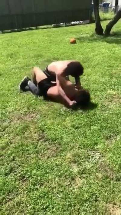 Dude in shorts robbed other dude for over 800 dude in the back ground the best part make sure ya'll sound up i promise lmaaooo