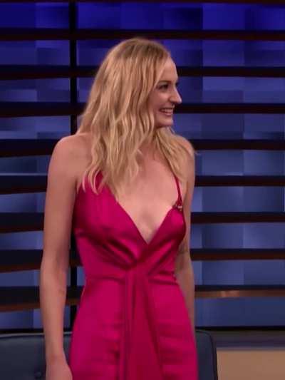 Sophie Turner braless jiggle