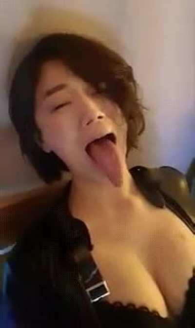 Sexy long Korean tongue! 😛