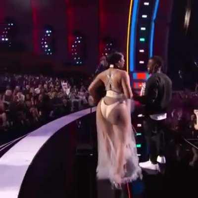Nicki shaking that fat ass