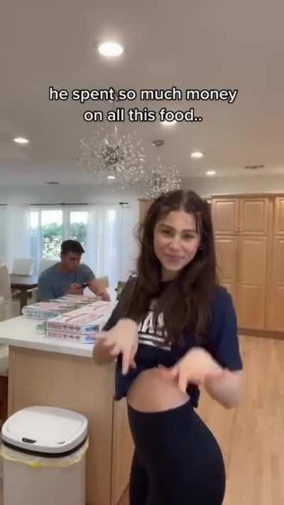 No one showed up to her bf’s Super Bowl party so she decided to let the world know this by dancing about it