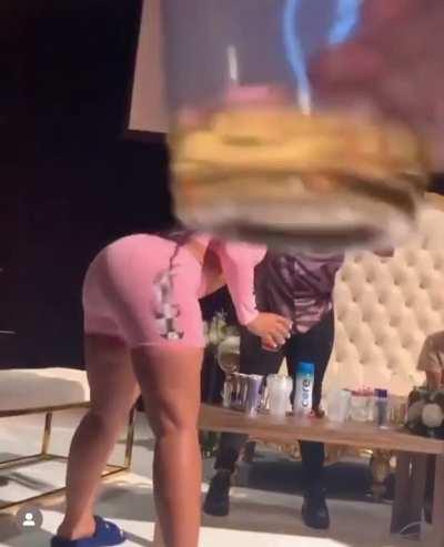 I KNOW THAT MF CHARMIN SOFT 🤣🍑