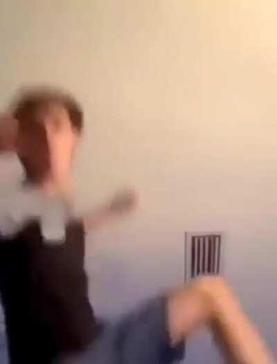 Pov encuntras a tu primo con tu play 2 rota