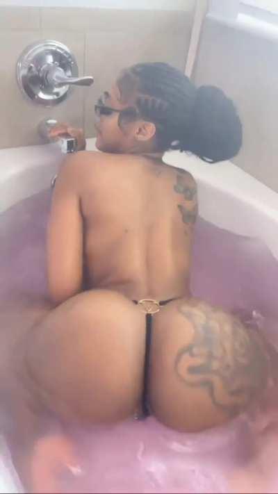 Bath tub