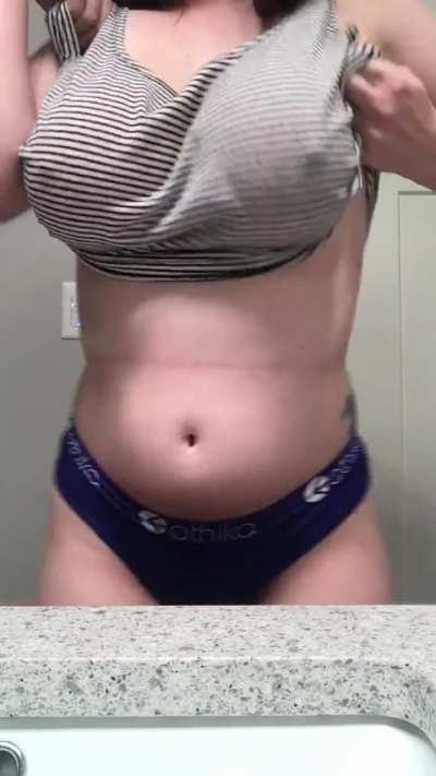 Can I be the Queen of Big Boobs today? 💕