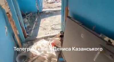 Так выглядит сейчас Северодонецк. Мертвые дома, разбитые, разграбленные квартиры, усеянные обломками чьих-то разрушенных судеб. Естественно, к зиме ничего не восстановили. Все, кто мог, уехали. Смерть, пустота.