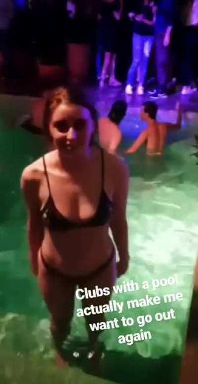 Instagram Story in the pool.