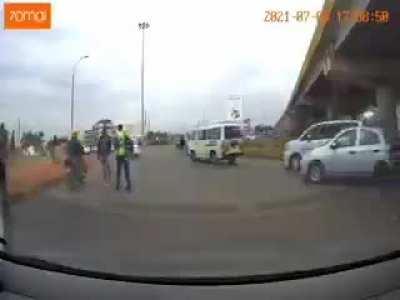 Seems not even the cops are spared in Nairobi. (Credit to Simon Coogi on Twitter)